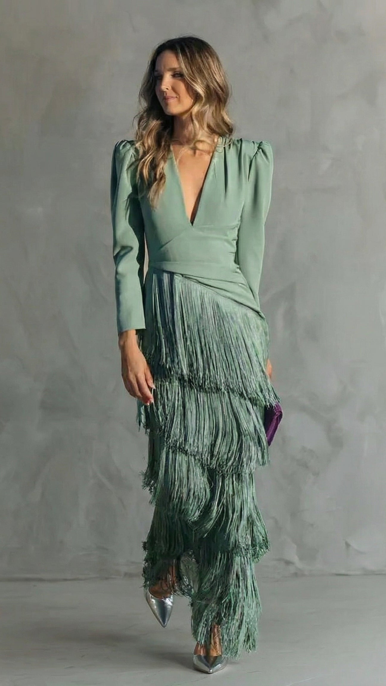 Clara |  Vestido elegante con mangas con flecos