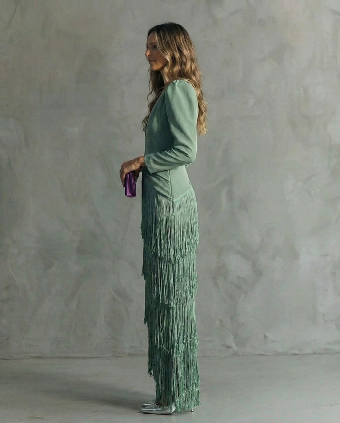 Clara |  Vestido elegante con mangas con flecos