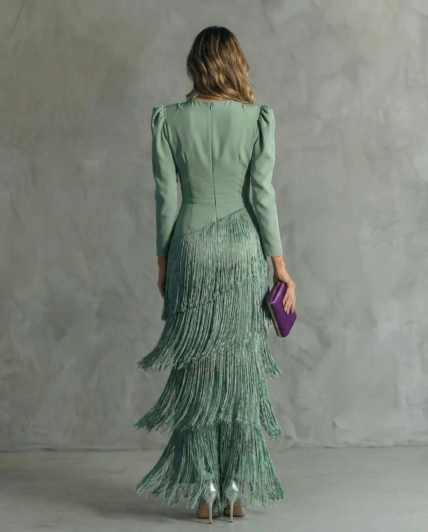 Clara |  Vestido elegante con mangas con flecos